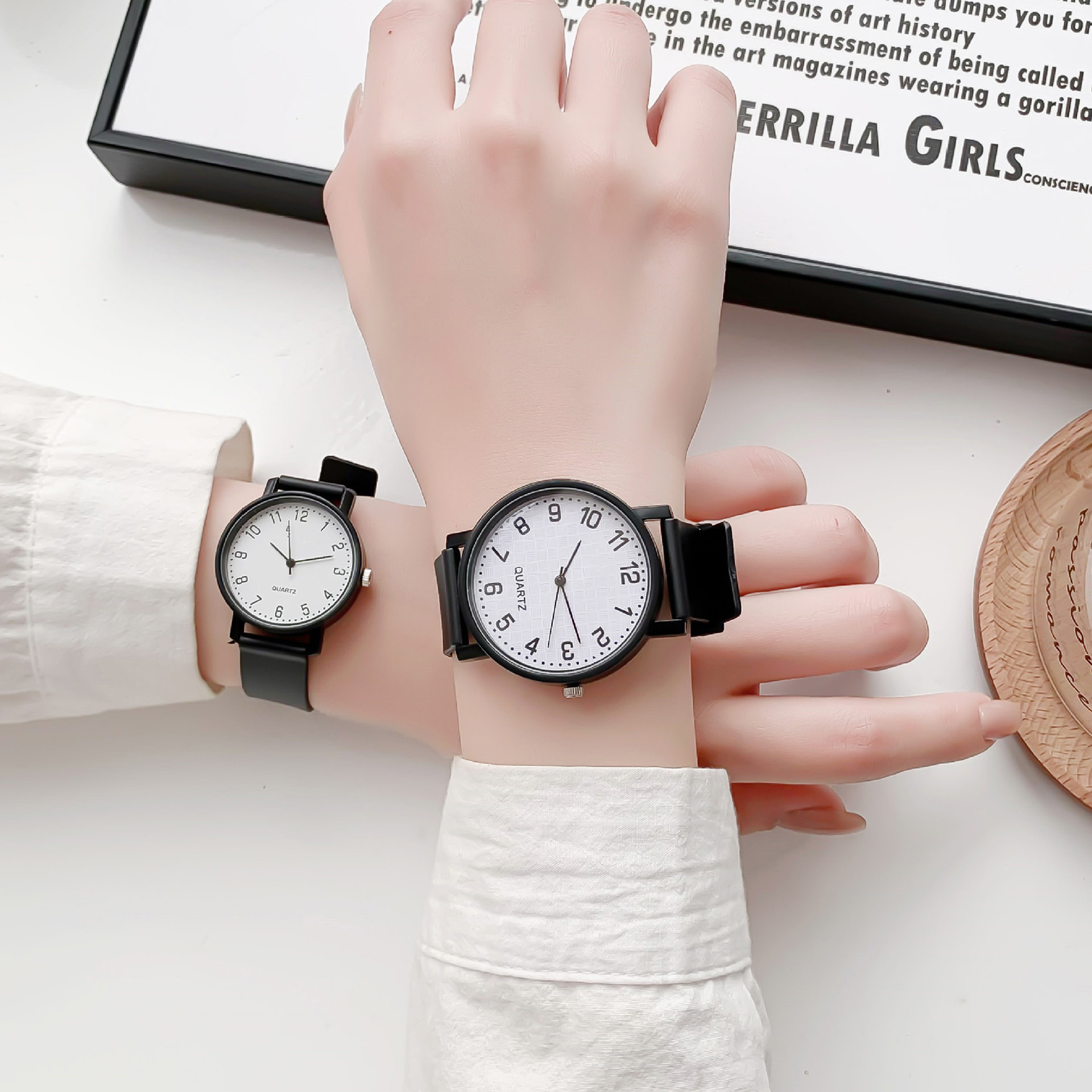 Einfache schwarze Uhr Quarzuhr – Silicone Band Women Bewertung und Preis