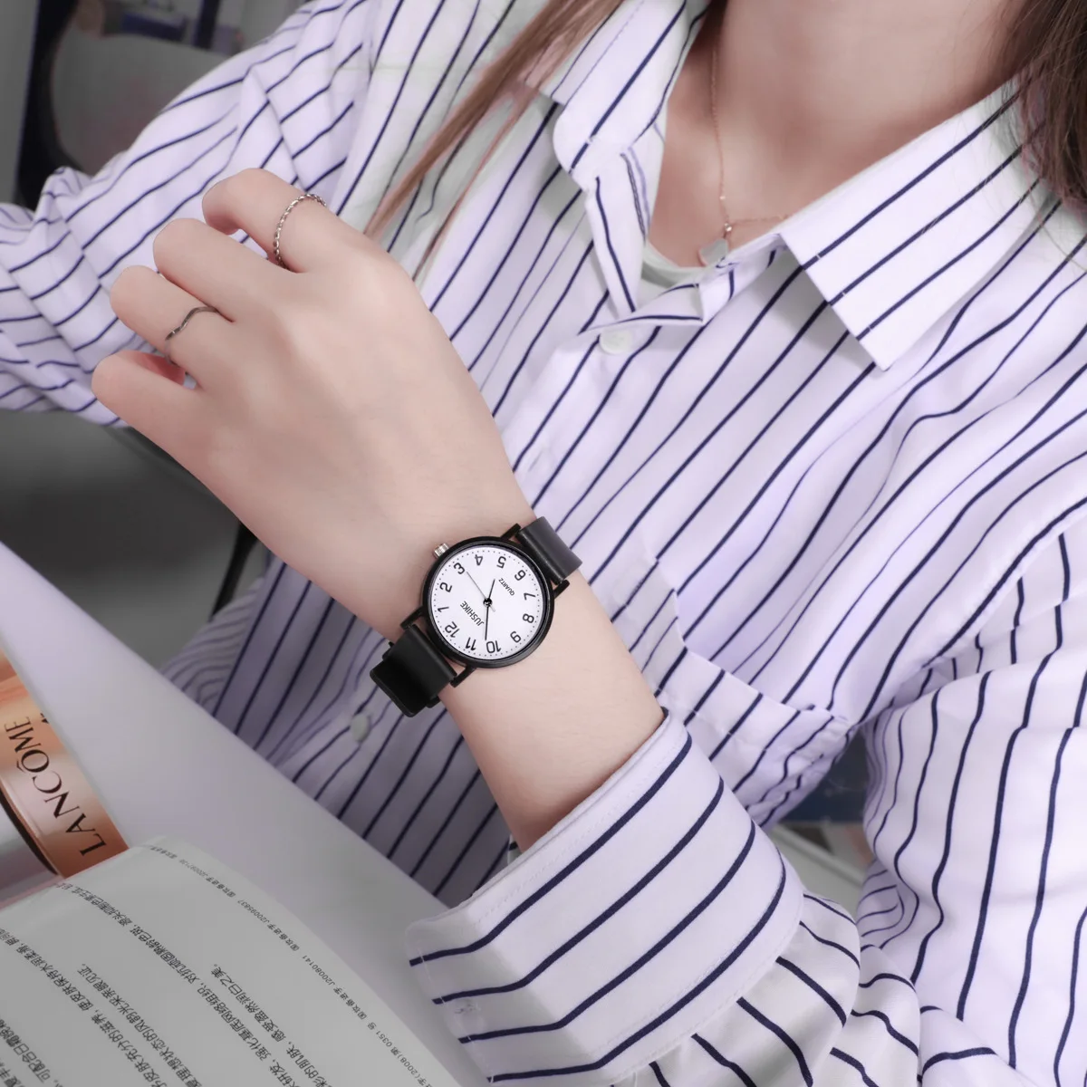 Einfache schwarze Uhr Quarzuhr – Silicone Band Women Bewertung und Preis